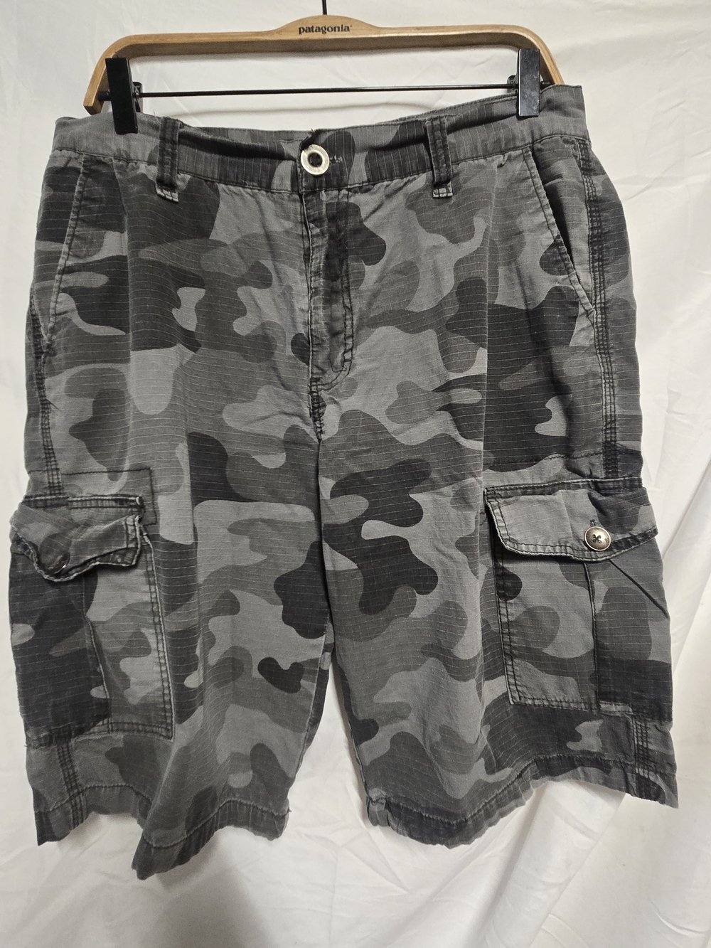 Men's Gray Camo Cargo Shorts Southpole Size 34